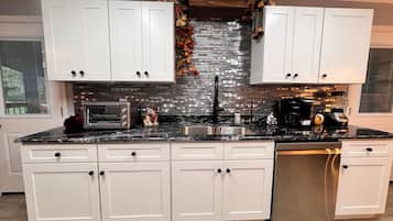 Køleskab, mikrobølgeovn, ovn, kogeplade