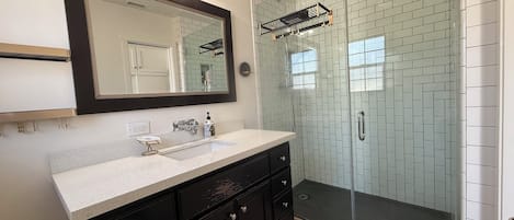 Douche, sèche-cheveux, serviettes fournies, savon