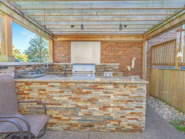 Terrace/patio - Beautiful Spacious Family Home in Windsor/Essex (Belle River)