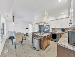 Fridge, microwave, oven, stovetop - Beautiful Spacious Family Home in Windsor/Essex (Belle River)