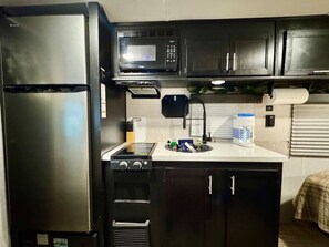 Een koelkast, een microgolfoven, een kookplaat