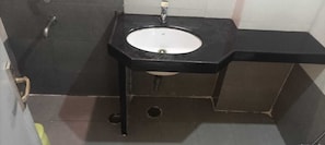 Douche, serviettes fournies, shampoing