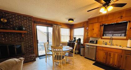 Charming 2-bedroom, 2 bth apartment with water views, golf, quiet community