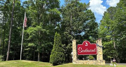 Charming 2-bedroom, 2 bth apartment with water views, golf, quiet community