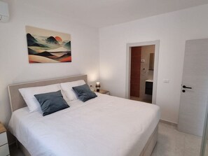 3 chambres, ameublement personnalisé, fer et planche à repasser