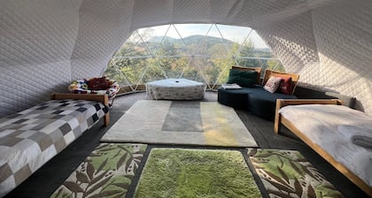 Bauernhaus und zwei Glamping Dome Homes im Naturpark Povlen in West Serbien