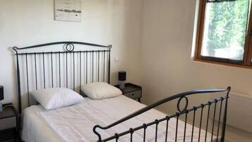 2 bedrooms, iron/ironing board, free WiFi, bed sheets