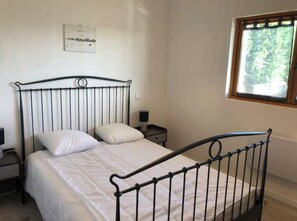 2 bedrooms, iron/ironing board, free WiFi, bed sheets