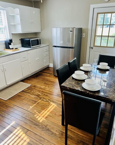 Charming 2-bedroom bungalow with WiFi, AC in serene Cave City. 