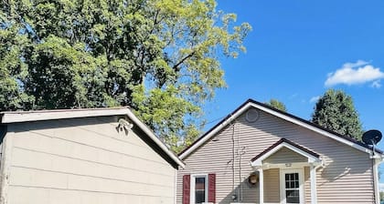 Charming 2-bedroom bungalow with WiFi, AC in serene Cave City.