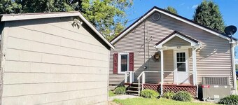 Charming 2-bedroom bungalow with WiFi, AC in serene Cave City.