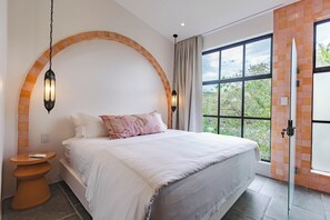 Luxe beddengoed, bedden met traagschuimmatrassen, een kluis op de kamer