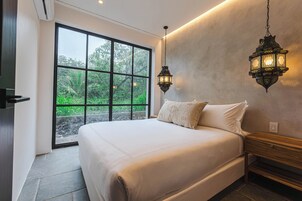 Queen Suite with Garden View | 高档床上用品、记忆海绵床垫、客房内保险箱、遮光窗帘