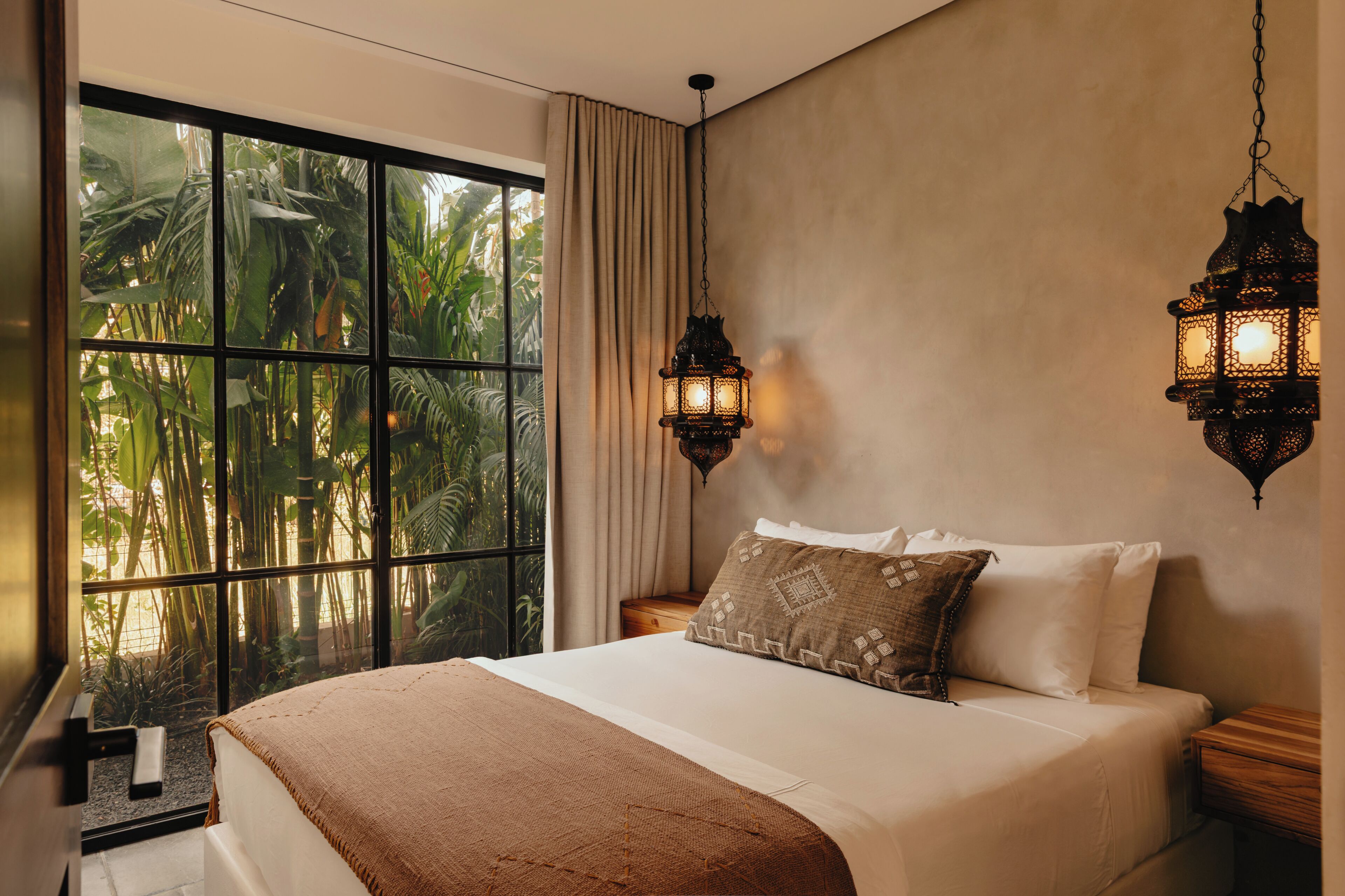 Queen Suite with Garden View | Ropa de cama de alta calidad y camas con efecto memoria 