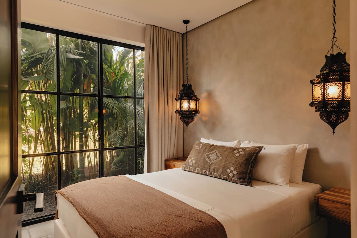 Queen Suite with Garden View | Ropa de cama de alta calidad, colchones viscoelásticos, caja fuerte