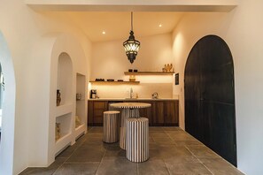 King Suite | 私人小型廚房 | 小冰箱、爐台、咖啡機/沖茶器、鍋具/餐盤/廚房用品