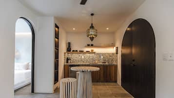 Queen Suite with Garden View | Cocina básica privada | Frigorífico pequeño, placa de cocina y cafetera o tetera