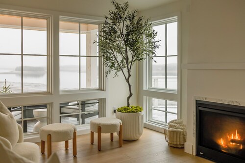 ADIRONDACK LUXURY MODERN LAKEFRONT OASIS WITH HOT TUB! 2025 NEW BUILD!