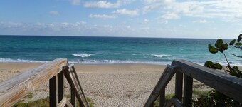 Minutes 2 Jupiter Beach SaltwaterPool BBQ Playroom