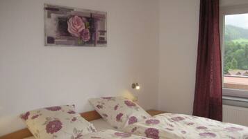 2 kamar tidur dan dilengkapi dengan perabotan berbeda-beda