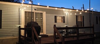 Peaceful and cozy newly remodeled mobile home, just 10 miles from South Haven!