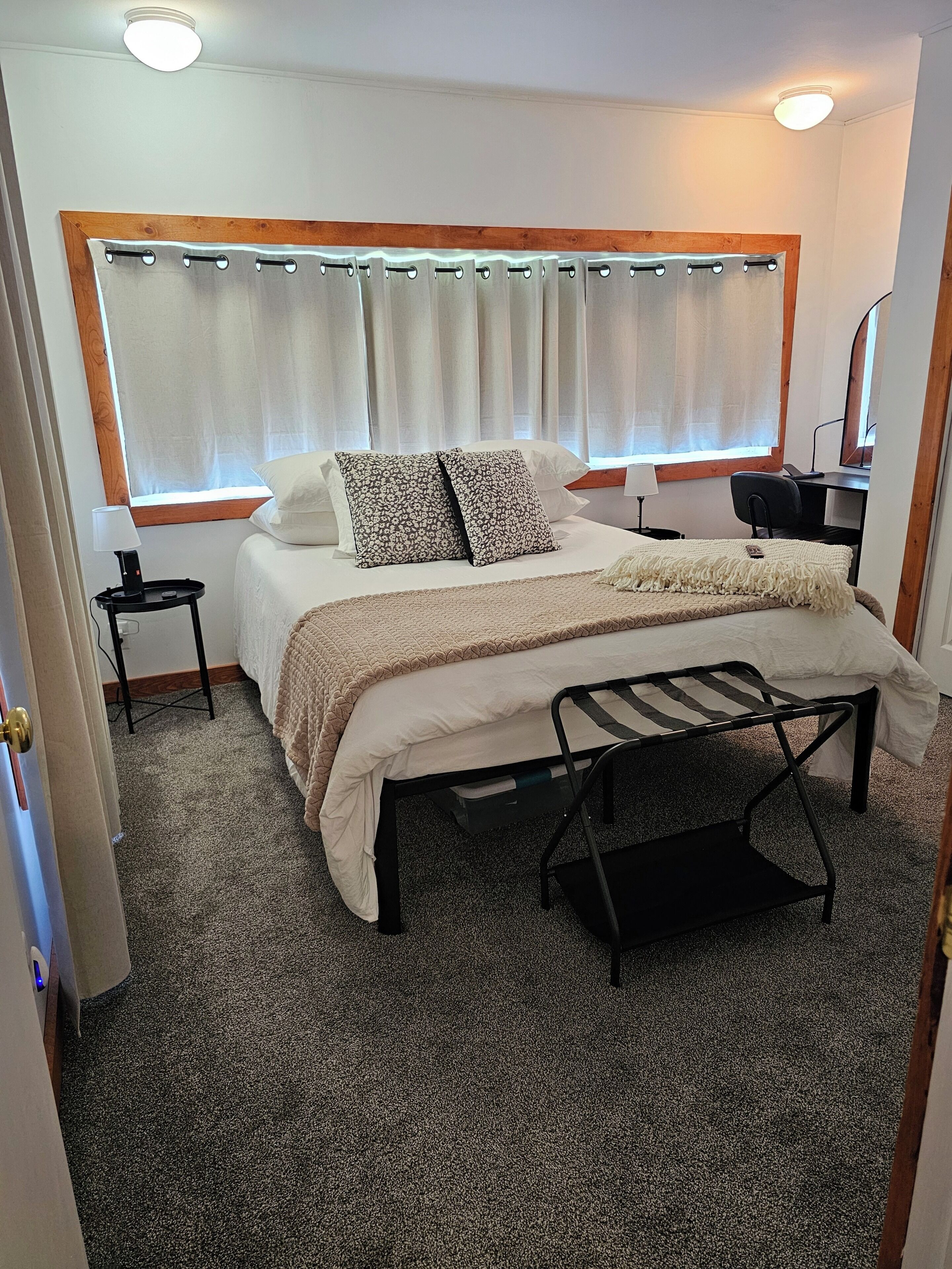 2 bedrooms, desk, iron/ironing board, WiFi