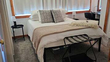 2 bedrooms, desk, iron/ironing board, WiFi