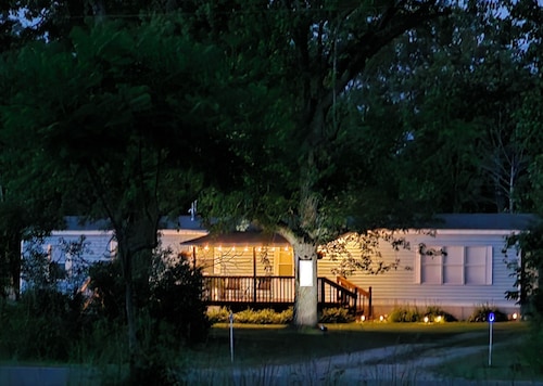 Peaceful and cozy newly remodeled mobile home, just 10 miles from South Haven!