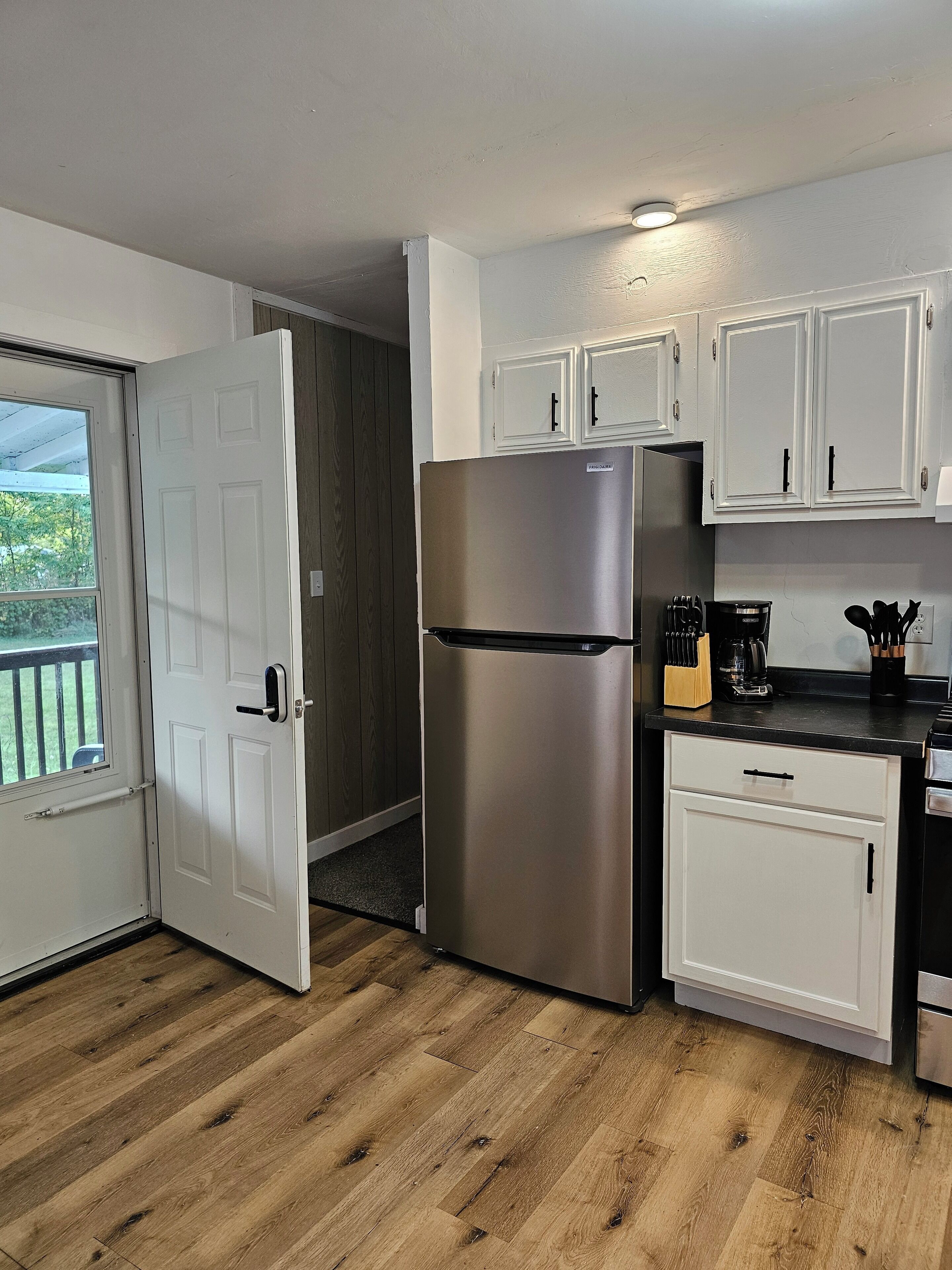 Jääkaappi, mikroaaltouuni, uuni, liesi