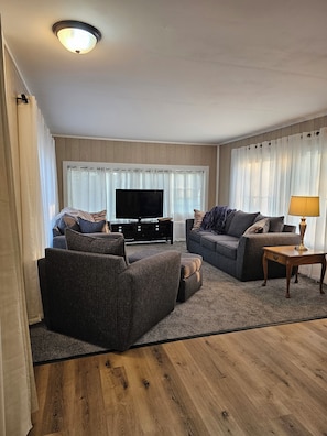 Smart TV, DVD player - Peaceful and cozy newly remodeled mobile home, just 10 miles from South Haven! (Bangor)
