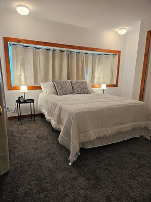 2 bedrooms, desk, iron/ironing board, WiFi