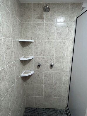 Haartrockner, Handtücher, Seife, Shampoo