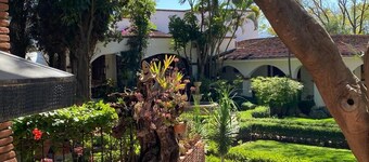  El Studio at Bule Villas. Solar heated pool, WiFi, AC, & fitness room, Oaxaca. 