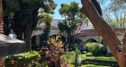 El Studio at Bule Villas. Solar heated pool, WiFi, AC, & fitness room, Oaxaca.