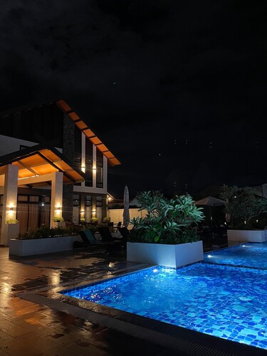 OPEN STUIDO DESIGN WITH AMAZING HOSPITALITY BOOKING MANAGEMENT PER GUEST NEEDS