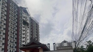A sign for 'ROYAL OCEANCREST MACTAN' with a building in the background. - Transparent hosting devoid of excessive fees and stress-free check-in procedures (Lapu-Lapu City)