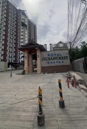 Property grounds - Transparent hosting devoid of excessive fees and stress-free check-in procedures (Lapu-Lapu City)