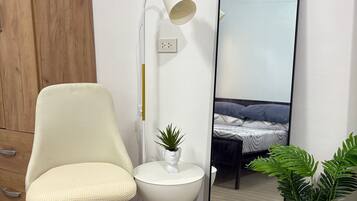 1 室のベッドルーム、デスク、アイロン / アイロン台、WiFi (無料)