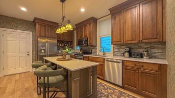 Coffee/tea maker, fridge, microwave, oven
