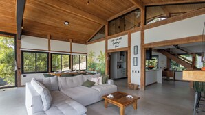 Villa | Oppholdsrom | En 42-tommers smart-TV med digitale kanaler samt Netflix