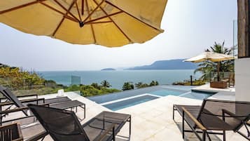 Outdoor pool, pool umbrellas, sun loungers