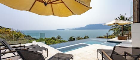 室外游泳池,池畔遮阳伞,日光浴躺椅