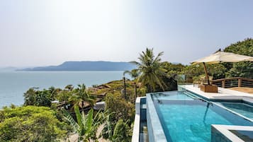 Außenpool, Sonnenschirme, Liegestühle