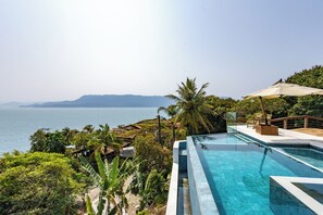 Outdoor pool, pool umbrellas, sun loungers - Casa Ocean (Ilhabela)