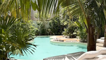 Piscine extérieure, parasols de plage