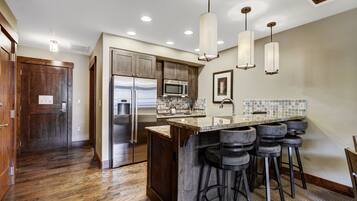 Refrigerador, microondas, horno y lavavajillas