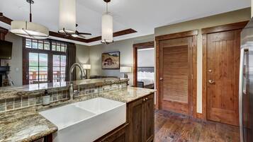 1 habitación, tabla de planchar con plancha, cuna de viaje y wifi