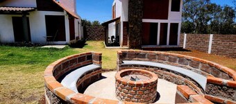 Villa Kiowa by Natut Huasca