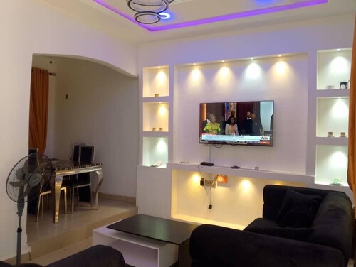 2 Bed-sleeps 4-free Parking-aircon-3