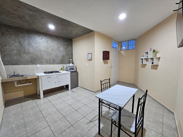 Departamento básico | 1 habitación, cortinas blackout y tabla de planchar con plancha